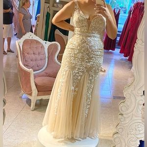 Wedding dress brand new, size M (8-10)